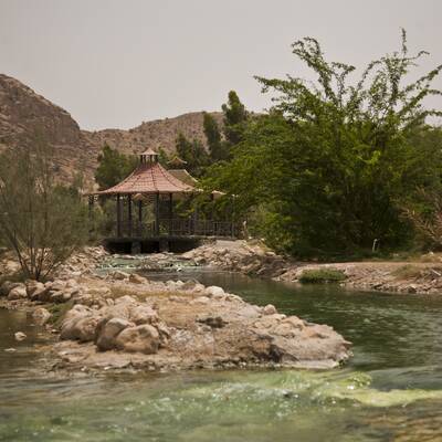 Горячая вода источник Гено